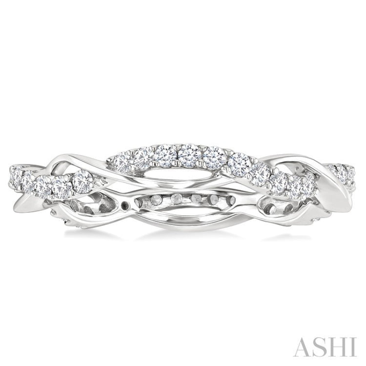 1/2 Ctw Twisted Round Cut Diamond Eternity Wedding Band in 14K White Gold