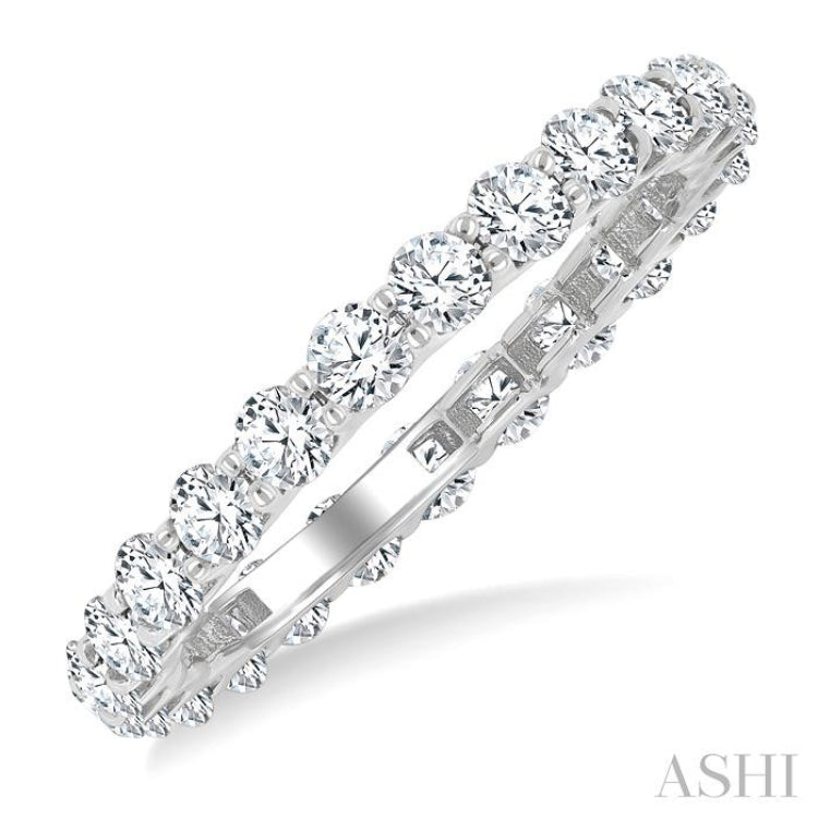 1 1/2 Ctw Round Cut Diamond Eternity Band in 14K White Gold