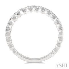 1/2 Ctw Lattice Round Cut Diamond Wedding Band in 14K White Gold