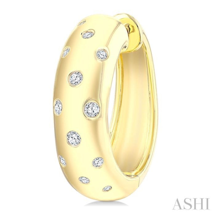 1/4 Ctw Mosaic Flush Set Round Cut Diamond Fashion Hoop Earring in 10K Yellow Gold
