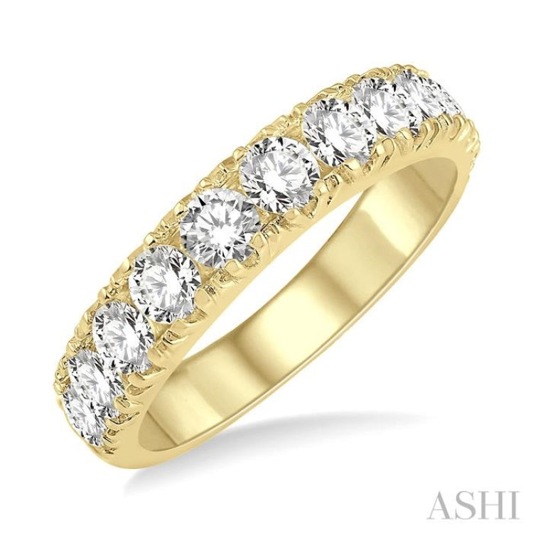 1 1/2 Ctw 11 Stone Round Cut Diamond Wedding Band in 14K Yellow Gold