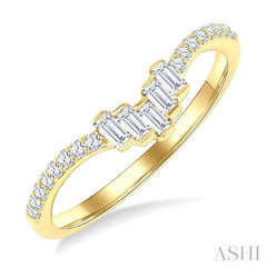 1/4 Ctw Baguette Cut Chevron Centerpiece Round Cut Diamond Wedding Band in 14K Yellow Gold