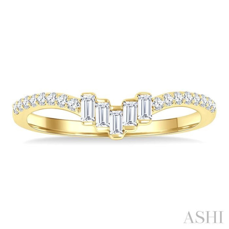 1/4 Ctw Baguette Cut Chevron Centerpiece Round Cut Diamond Wedding Band in 14K Yellow Gold